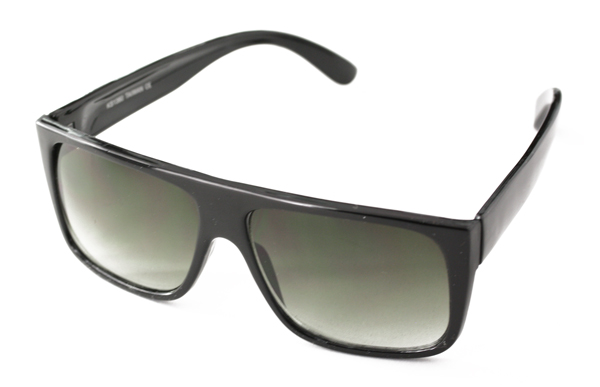 Svarta maskulina solglasögon i enkel design