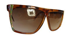 Ljusbruna solglasögon med detaljer i sidorna