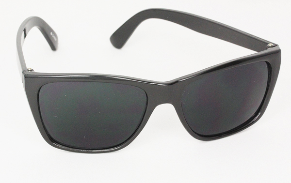 Svarta solglasögon i enkel cool design