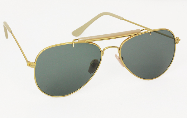 Solglasögon i Aviator-modell i guld