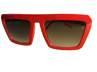 Röda solglasögon i kantig design