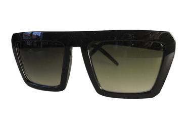 Svarta solglasögon i kantig design